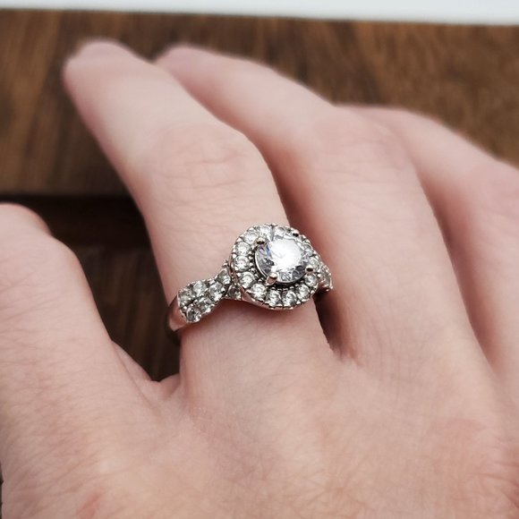 Size 7 925 Sterling Silver Beautiful Halo Setting Cubic Zirconia Ring - Picture 5 of 9